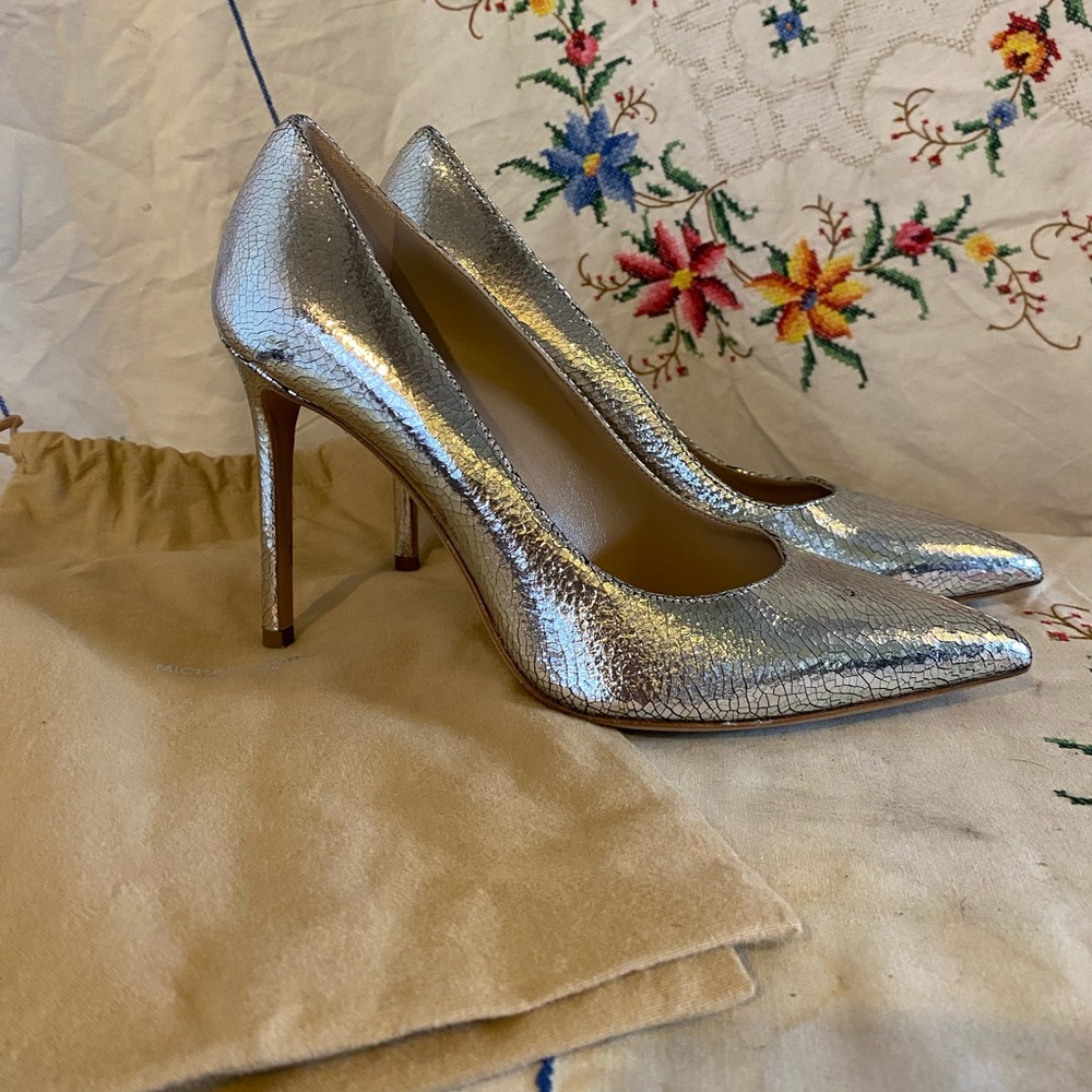MICHAEL KORS CRUSHED SILVER POINTED TOE PUMPS